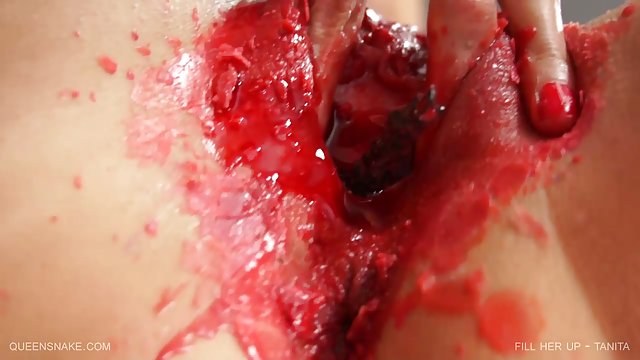 شلخته بوست در لباس سفید حرامزاده از کوونی است داستان سکسیمصور و با یک مرد سیاه رابطه جنسی دارد