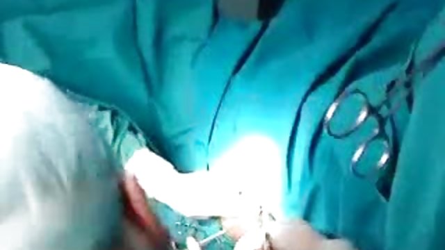 جوجه ای با پیراهن قرمز مجله سکسی مصور در هنگام ریخته گری با یک بیدمشک مو می درخشد