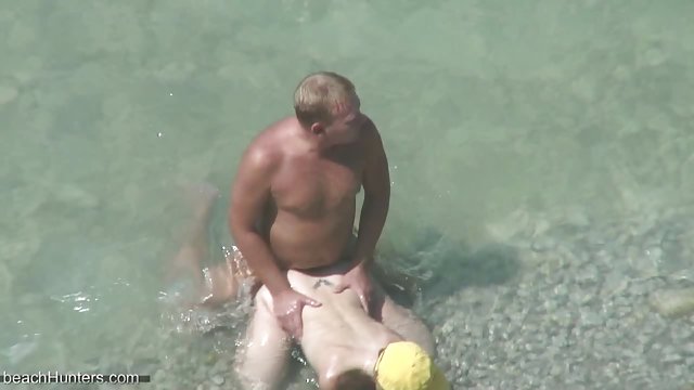 سبزه بالغ ، مجله مصورسکسی یک دانش آموز روسی را از blowjob عمیق به دوربین می دهد
