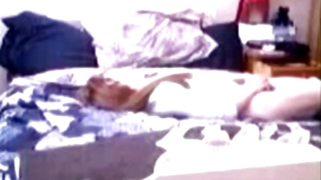 یک شریک زندگی در حال جویدن یک خنجر از یک خانم الاغ با داستان مصور سک30 خال کوبی در قسمت پایین کمر خود در هتل است