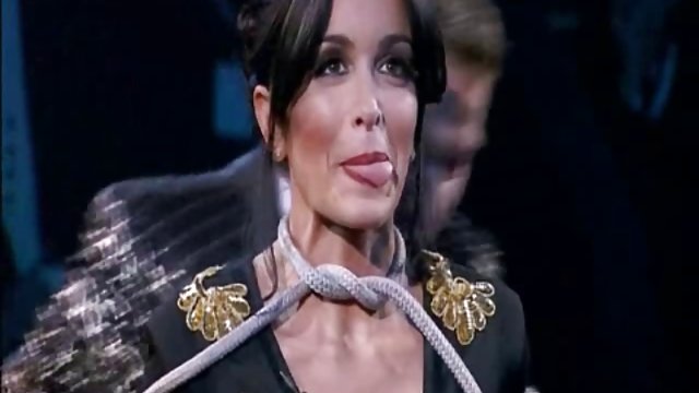 بلوند جوان الاغ بزرگی را روی دوربین نشان می دهد و sexiseks category داستان سکسی تصویری page از blowjob می دهد