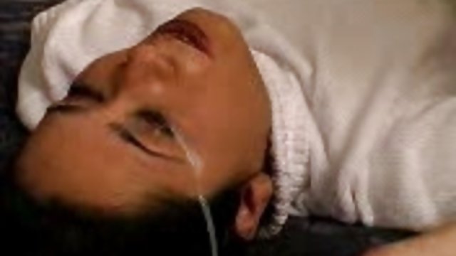 ماساژ در کیمونو با کف دست نوازش یک چهره اشتها آور یک داستان مصور سوپر دختر با یک بند انگشت تراشیده