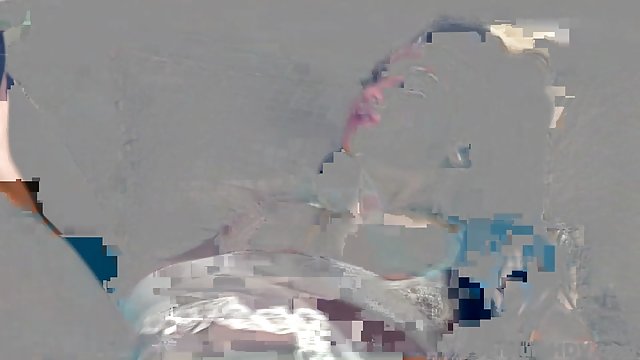 همسر بالغ در یک پیراهن فعال شوهرش را خاموش می کند و مکش می کند و او به سختی تمام داستان مصور لز می شود