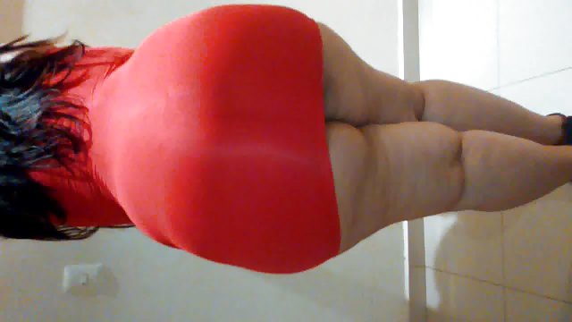 کلمبیایی با شلوغی گسترده ، لباس زیر مشکی داستان مصورسکسی خود را برداشته و خودش را به یک مرد گشت می دهد