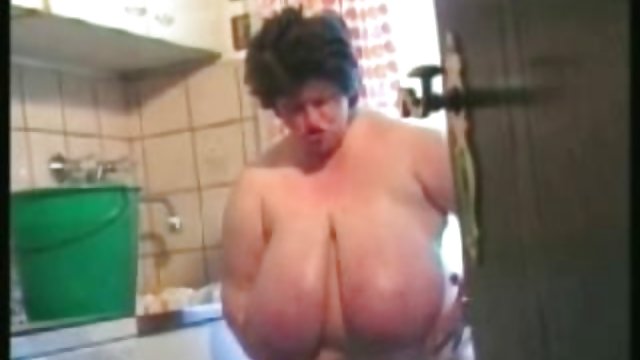 ماساژور در گربه موهای داستانهای مصورسکسی خود مشتری جوانی را روی میز چکش زده است