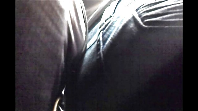 دختری که در عینک قرار دارد ، مجله مصورسکسی کلاه قارچ را که روی صندلی جلوی یک وب کم نشسته است ، انگشت می زند
