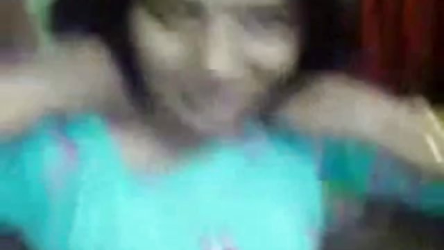 مردی دو سکس داستانی مصور دست را در مهبل سبزه در جوراب مشکی قرار داد