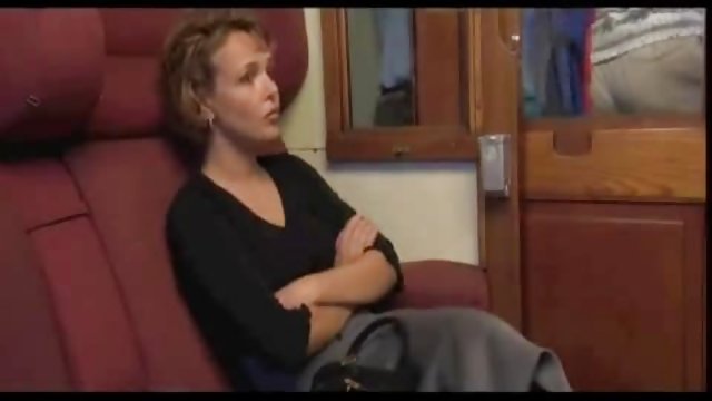 بازیگر زن Curvy با انگشت بازیگری جنسی شیشه ای روی داستان س مصور نیمکت