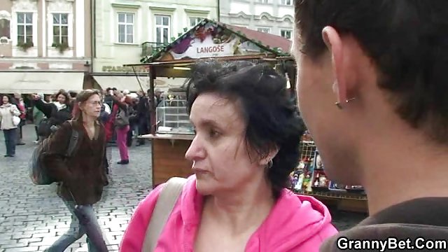 پسربچه از داستانهای مصور پورن طریق سوراخ در جوراب شلواری و خفیف ، MILF را لعنتی کرد