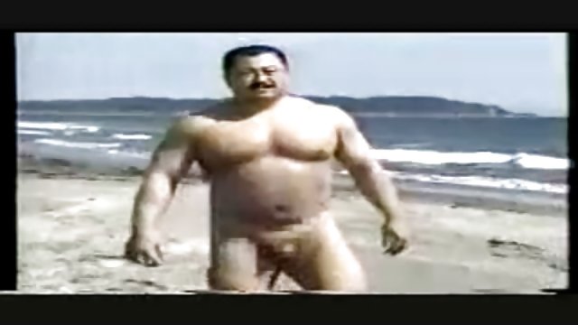پارگی جوان در جوراب ساق بلند اسباب بازی جنسی مقعد را پورن مصور روی تخت خواب استمناء می کند