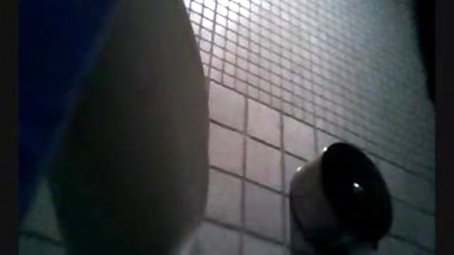 عمه بالغ توسط دو مجله مصورسکسی مرد در دهان و مهبل دمیده می شود