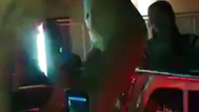 پرورها یک پوست را با سه خروس در تمام سوراخ ها پر کرده و داستان مصور سوپر اسپرم ها را روی صورتش ریختند