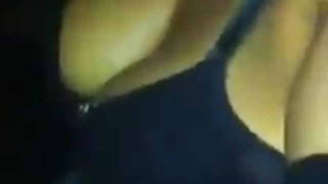 مرد انتخاب داستان سکسیمصور شده دوست دختر الاغ خروس بزرگ را به سبک سگ کوچولو در اتاق خواب می گذارد