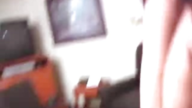 جوجه انگشت تنه مصورسکسی مرد را بین مشاعره و چوب بیدمشک روی او