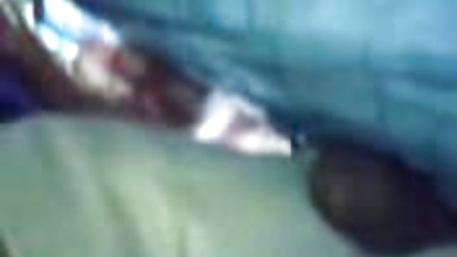 بانوی بزرگسال در جوراب مجله سکسی مصور شلواری جلوی دوربین می رود