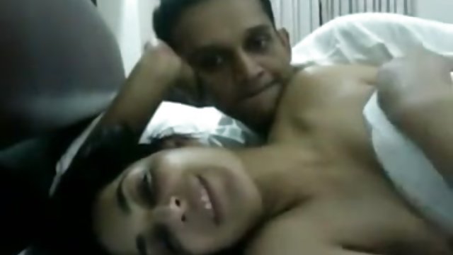 یک مرد طاس در الاغ دوست دختر ، یک داستانهای تصویری سکسی دیلدو می چسباند و سپس نظر خود را لک می کند